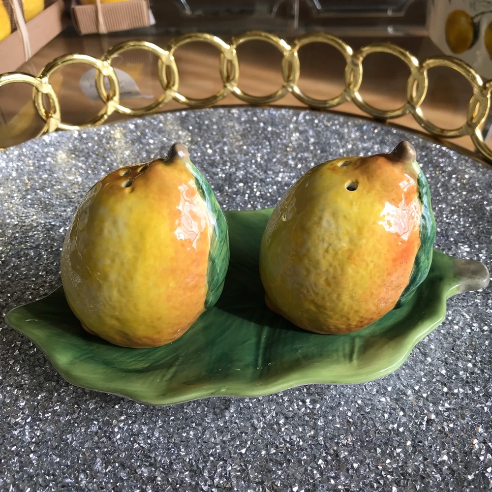 🍋Maxcera Lemon Salt & Pepper Shakers on Leaf Tray